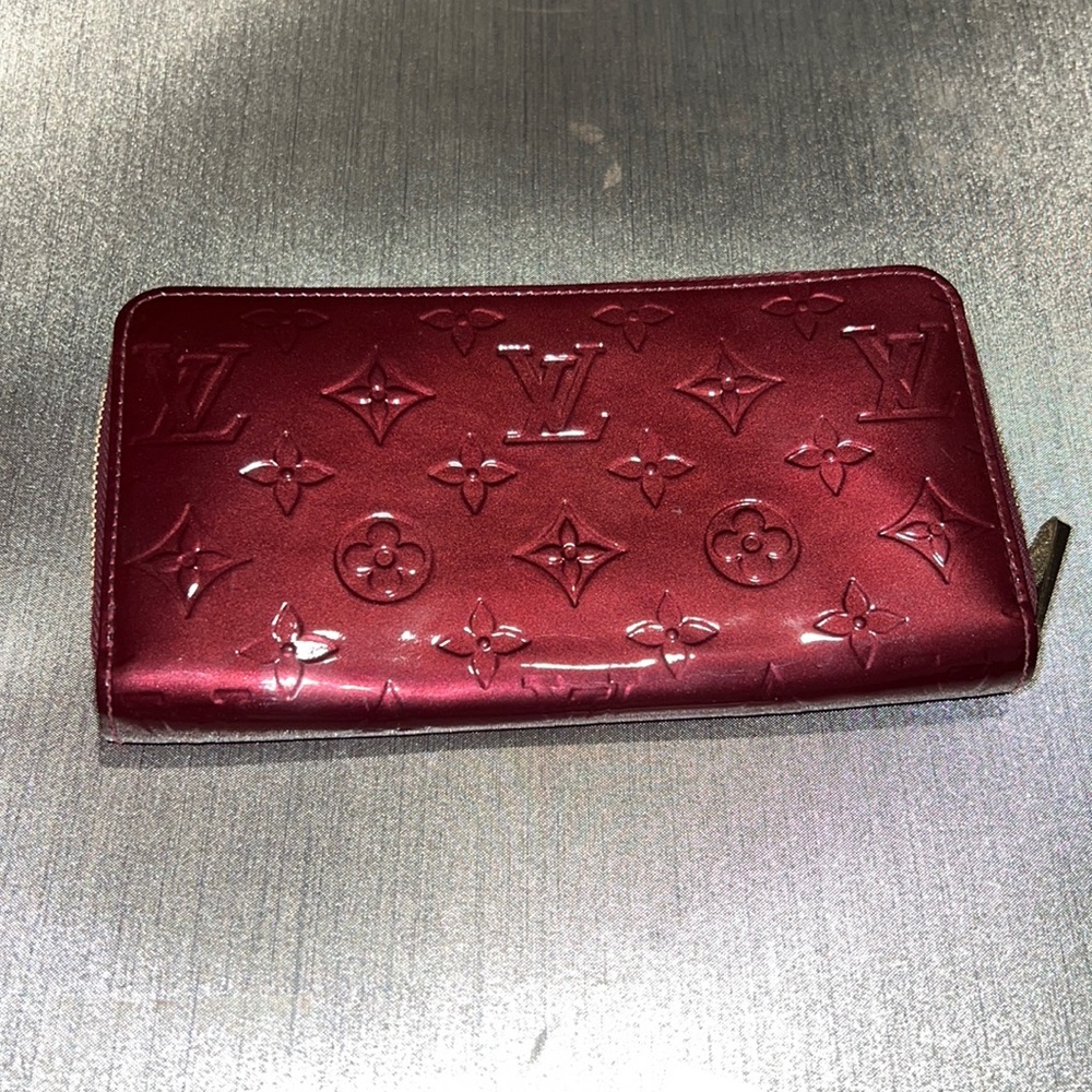 LOUIS VUITTON
Vernis Zippy Wallet Rouge, 100% Authentic
